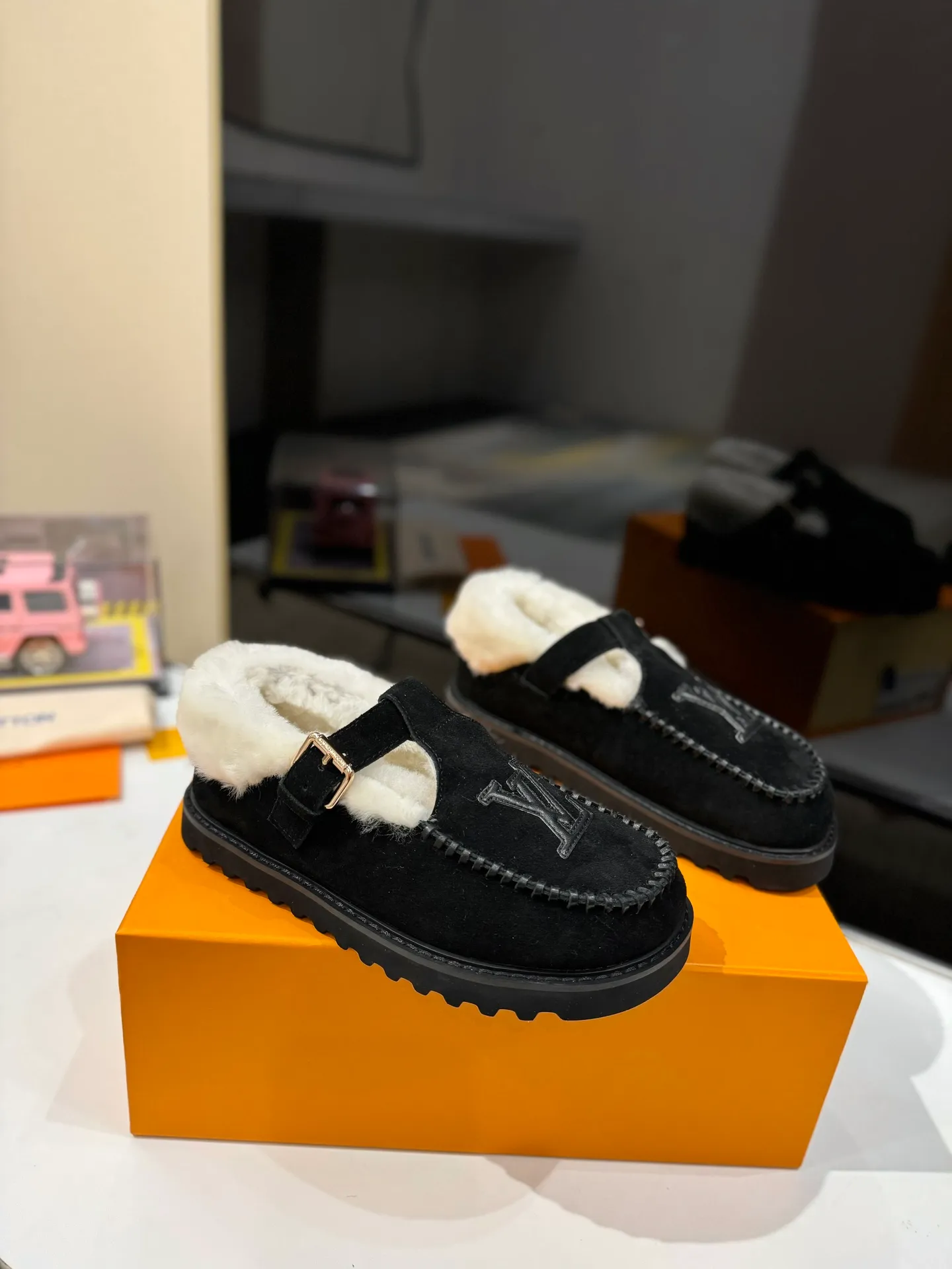 👟👟Ex-factory price 560👟👟 Louis Vuitton lv louis vuott…on fw24 new arrival～The latest furry slippers for autumn and winter🏂🏂 This pair of furry slippers is also very good-looking! The leather ones are very high-end! ! !Paired with denim shorts in autumn and winter, it’s perfect! Put it on and you will instantly have your ideal height! 😍 A favorite style, with fashion elements, the appearance of the upper is full of nobility. Wearing it can always show off the fashionable charm of women. It is fashionable but not too showy. The high-end beef tendon on the upper and the Lvjia letter buckle are so beautiful. ✅Upper: imported high-end frosted/cow leather ✅Outsole: original outsole ✅Inner lining: imported real wool ✅Size: 35-42 (41.42 customized, non-returnable) ✅Packaging: full set of original drawer box